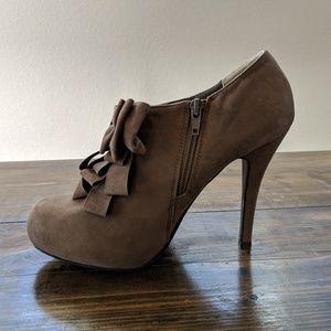 Dollhouse Women's Sici Pump